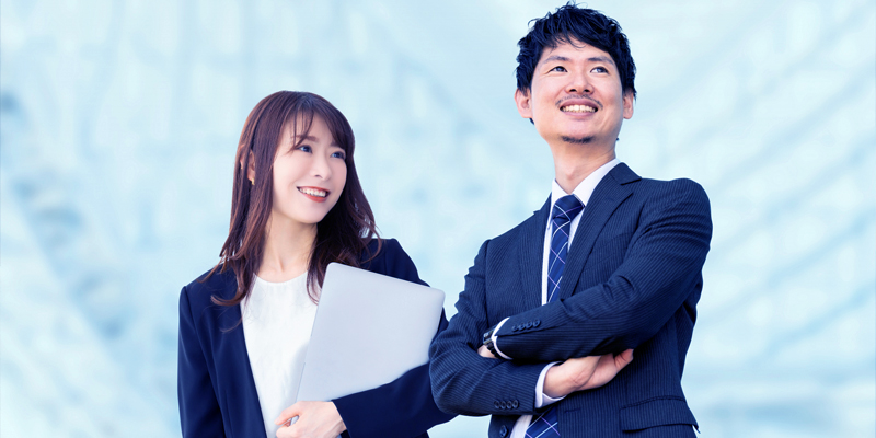 目標に向けて頑張る社員たち