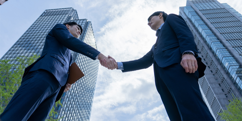 握手する社員とお客様