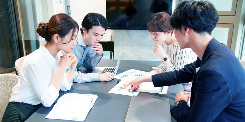 打ち合わせをする社員たち