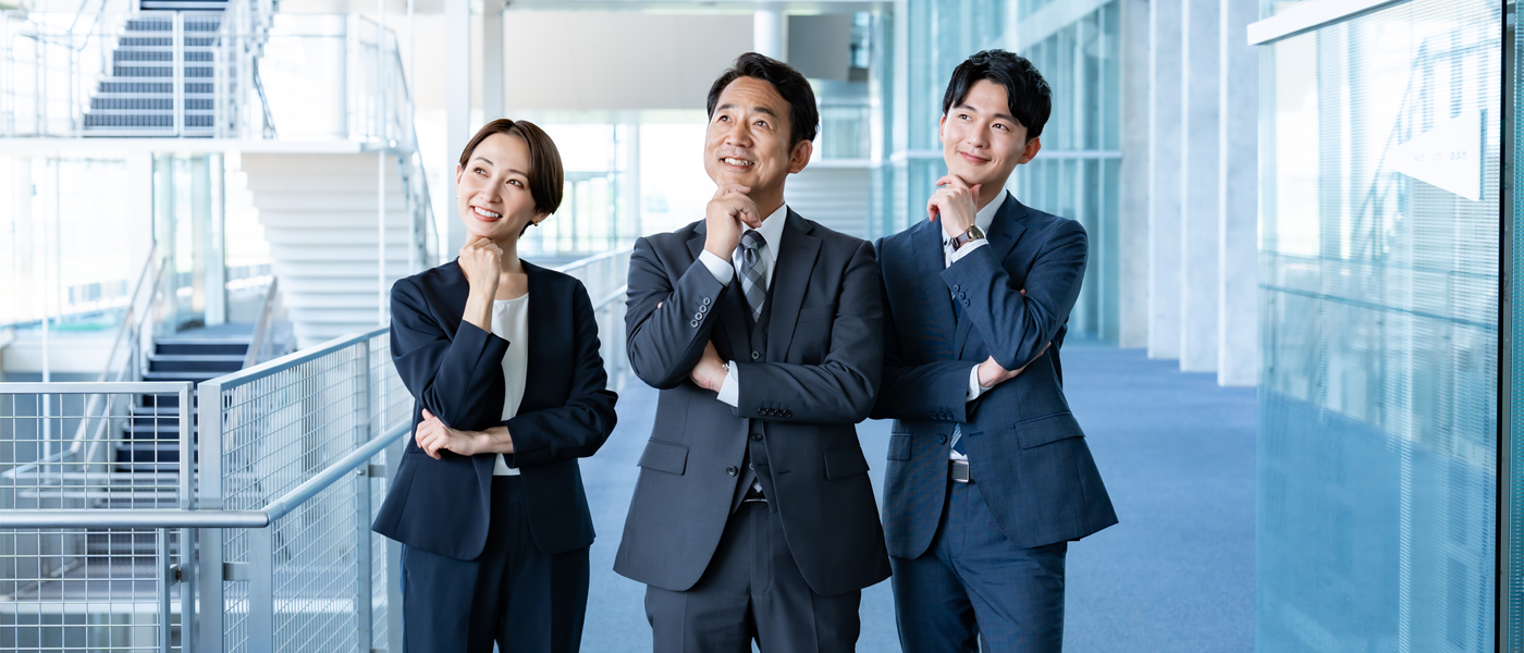 考える社員たち