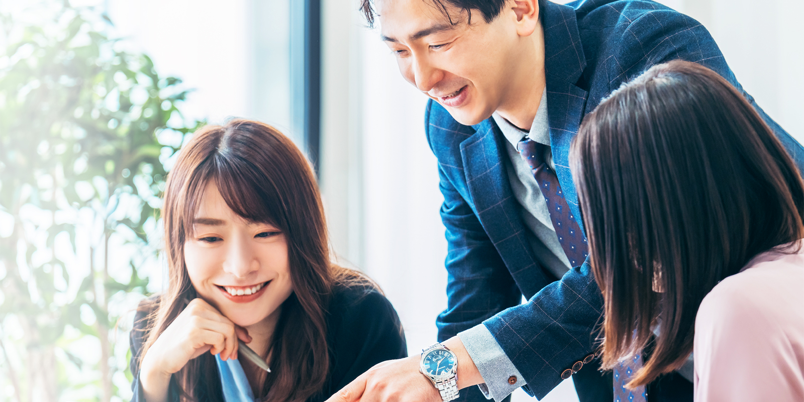 笑顔で話す社員たち