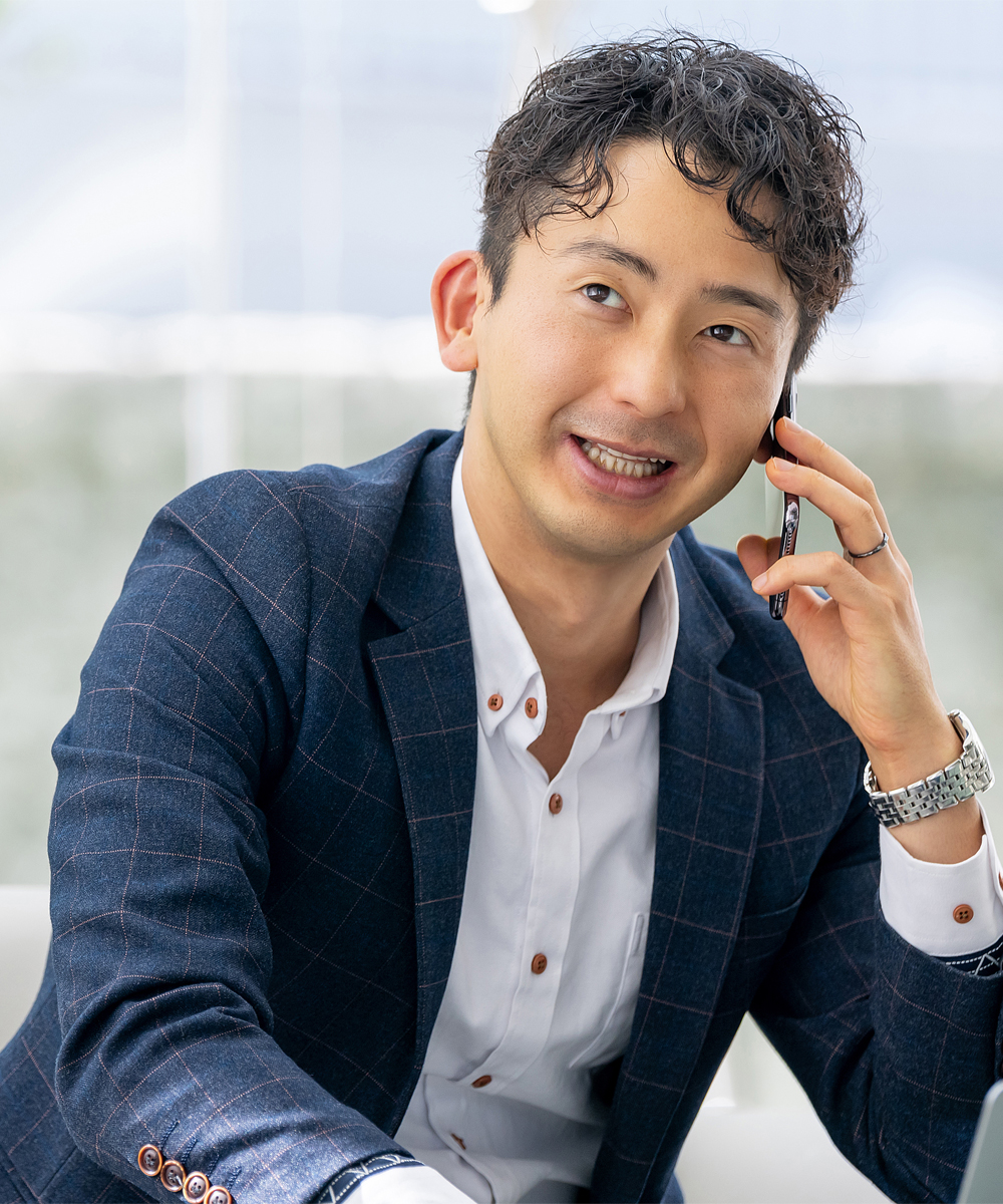 電話でクライアントと話す男性